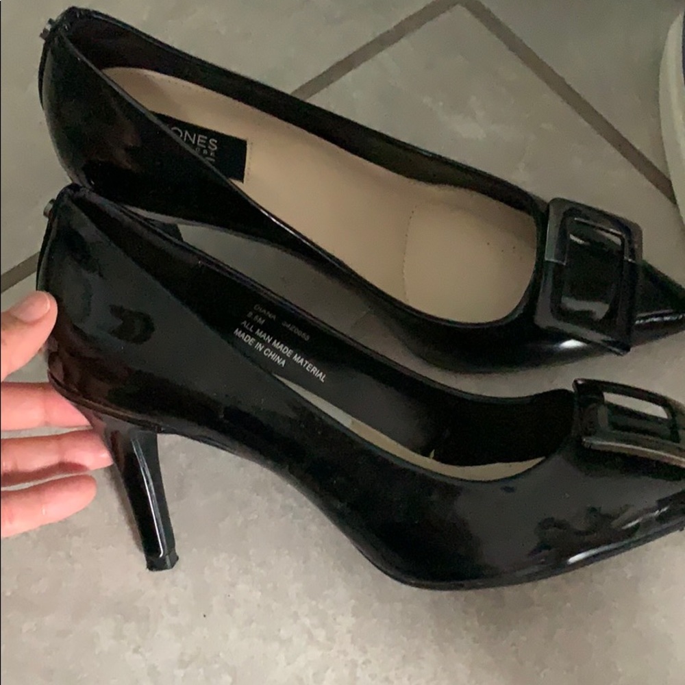 Black jones New York signature pointed heel